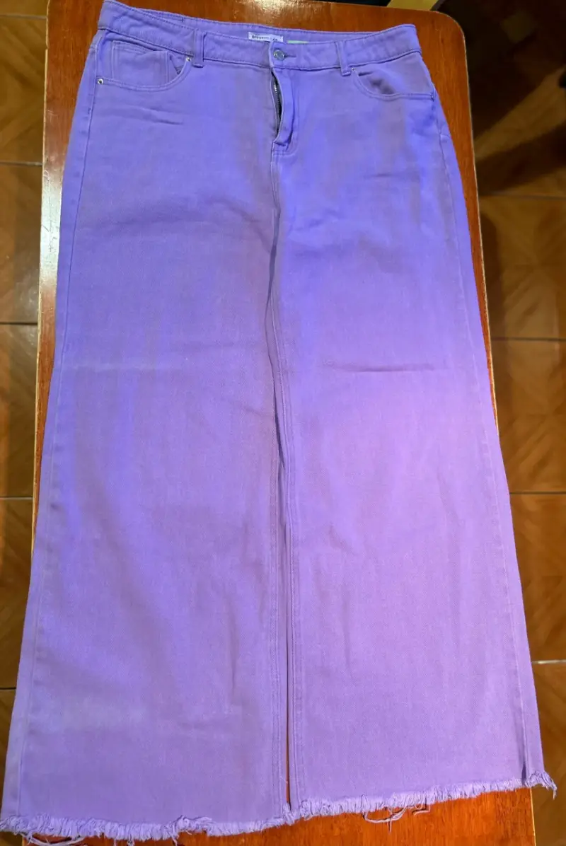 Pantalon larga de mezclilla morada con corte recto