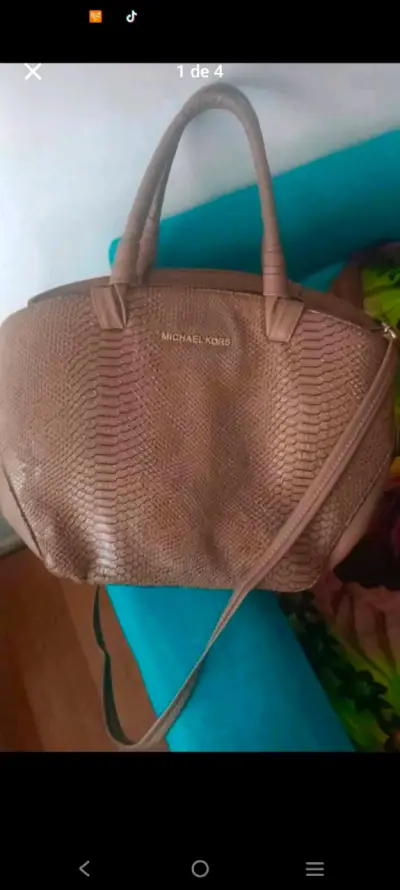 Bolso Michael Kors marrón con textura elegante - miniatura 1
