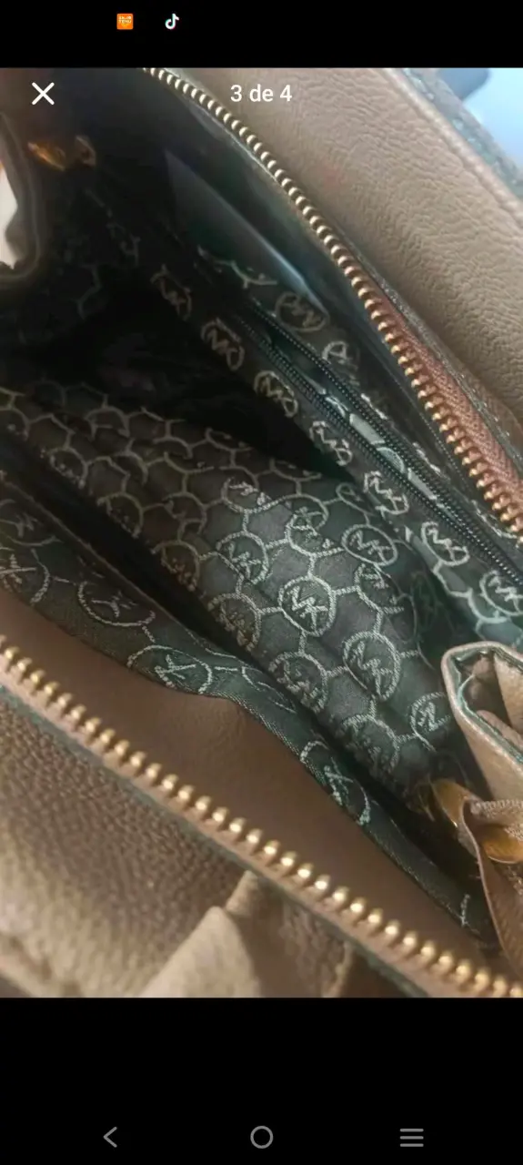 Bolso Michael Kors marrón con textura elegante - 2