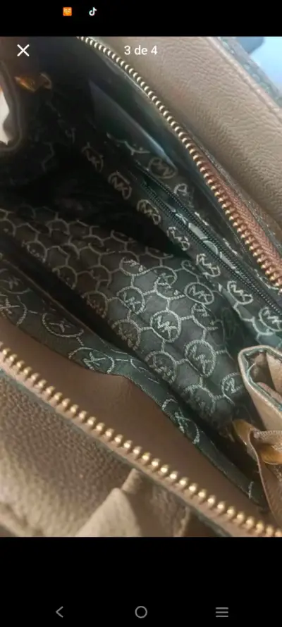 Bolso Michael Kors marrón con textura elegante - miniatura 2