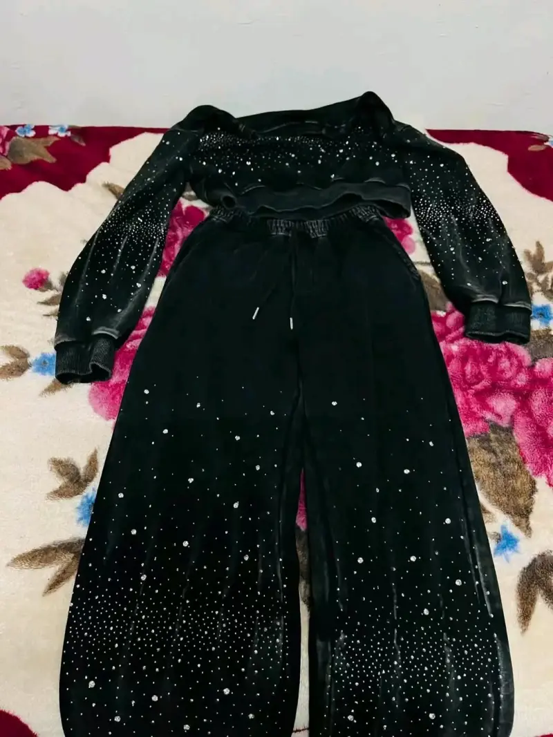 Conjunto de terciopelo negro con brillantes