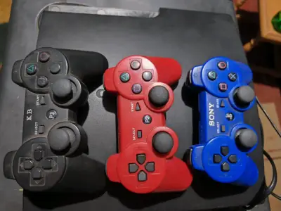 PlayStation 3 con 3 controles y 1 control arcade - miniatura 1