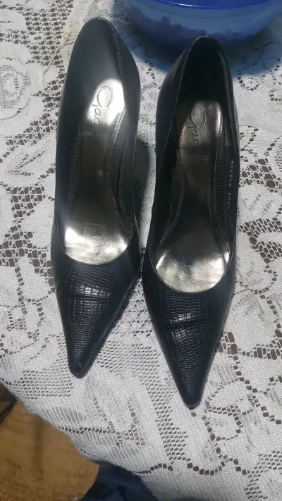 Zapatos de tacón negros elegantes Clarks - miniatura 1