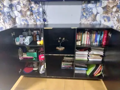 Mueble de melamina negro amplio y funcional - miniatura 3