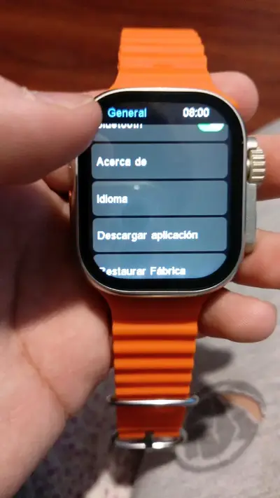 Reloj inteligente con correa naranja vibrante - miniatura 4