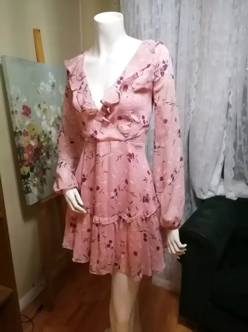 Vestido corto floral rosa con volantes - 1