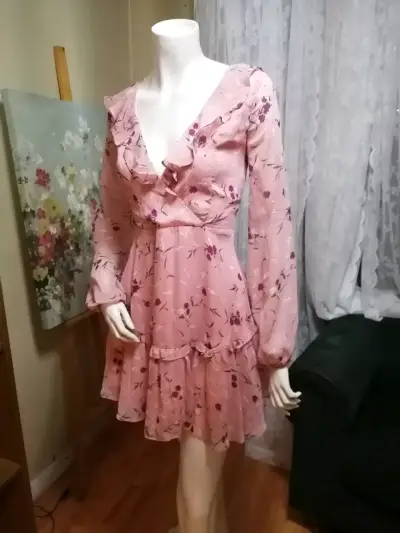 Vestido corto floral rosa con volantes - miniatura 1