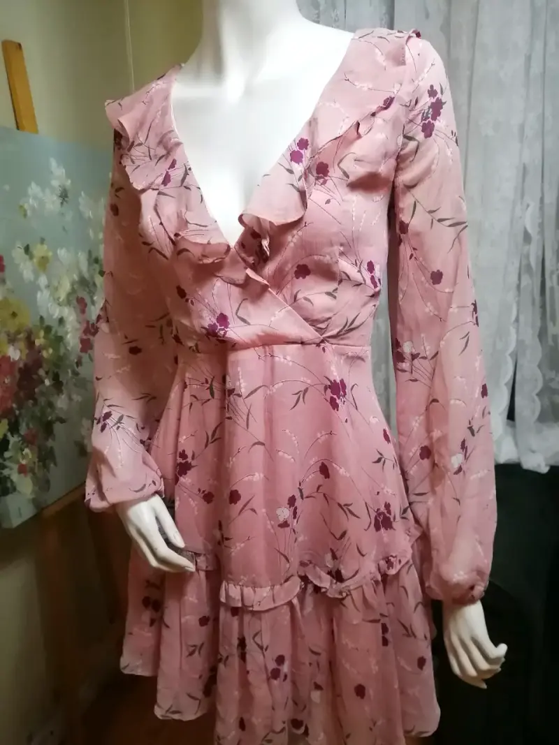 Vestido corto floral rosa con volantes - 2