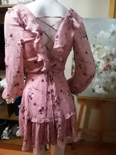 Vestido corto floral rosa con volantes - miniatura 3