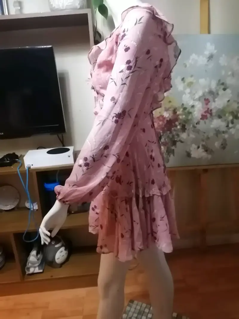 Vestido corto floral rosa con volantes - 4