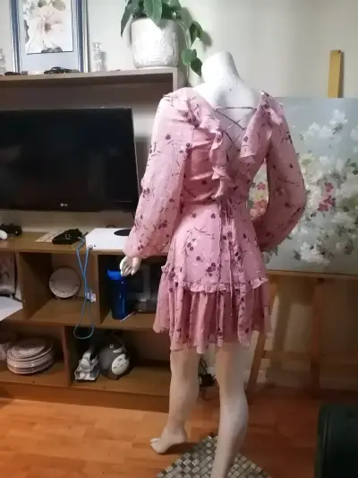 Vestido corto floral rosa con volantes - miniatura 5