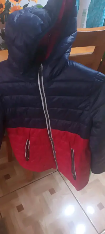 Chaqueta acolchada bicolor azul y roja - miniatura 2