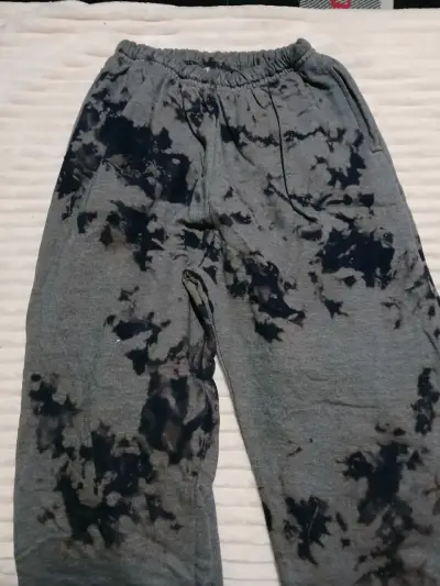 Pantalones deportivos gris con diseño tie-dye - miniatura 1