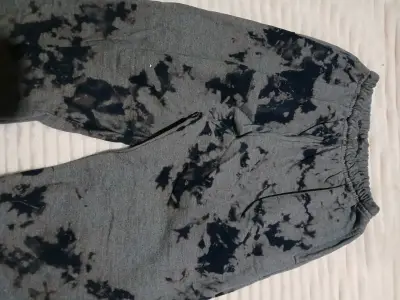 Pantalones deportivos gris con diseño tie-dye - miniatura 2