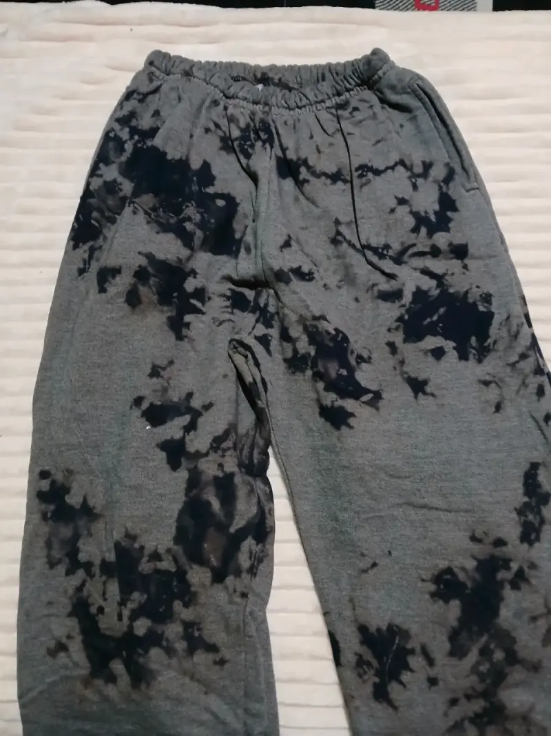 Pantalones deportivos gris con diseño tie-dye - 1