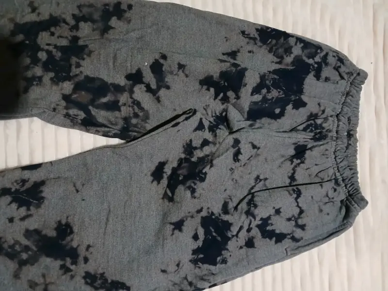 Pantalones deportivos gris con diseño tie-dye - 2