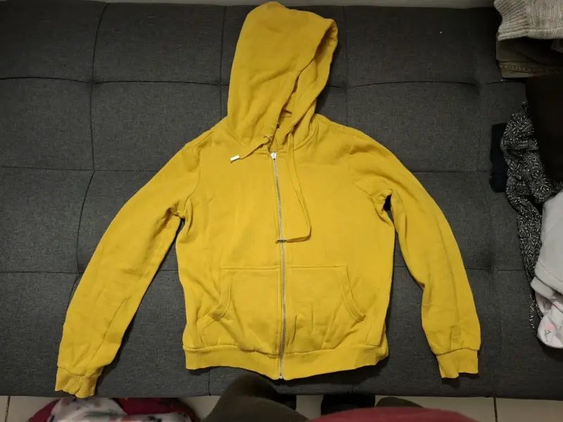 Polerón amarillo con capucha y cierre