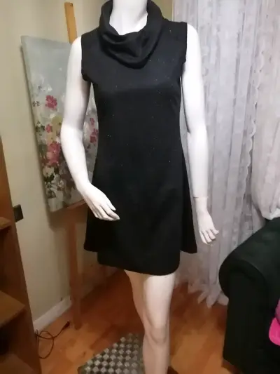 Vestido corto negro con cuello alto - miniatura 1
