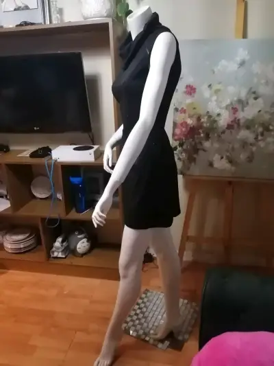 Vestido corto negro con cuello alto - miniatura 2
