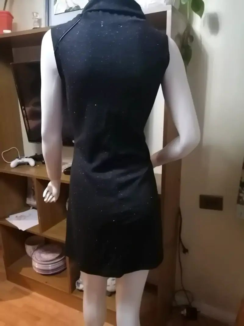Vestido corto negro con cuello alto - 3