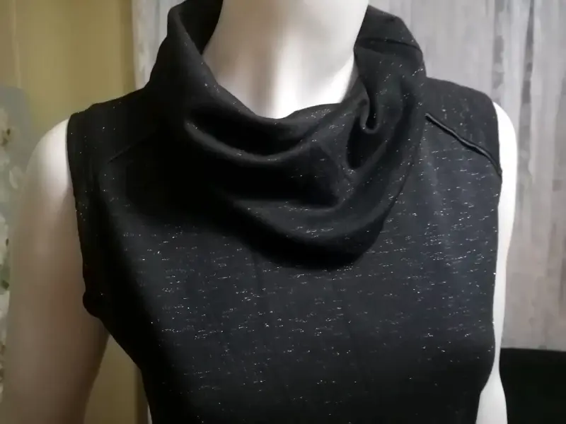 Vestido corto negro con cuello alto - 4