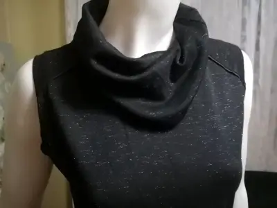 Vestido corto negro con cuello alto - miniatura 4