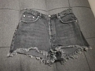 Shorts de mezclilla desgastados para mujer - miniatura 1