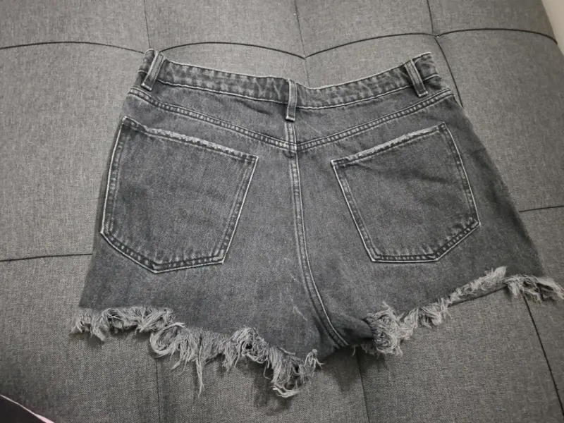 Shorts de mezclilla desgastados para mujer - 2