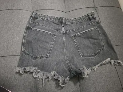 Shorts de mezclilla desgastados para mujer - miniatura 2