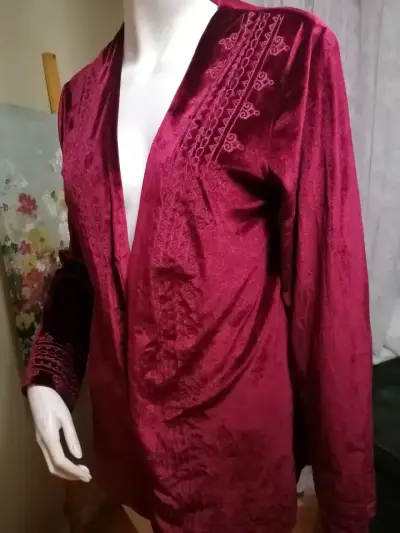 Chaqueta de terciopelo burdeos con bordados - miniatura 2