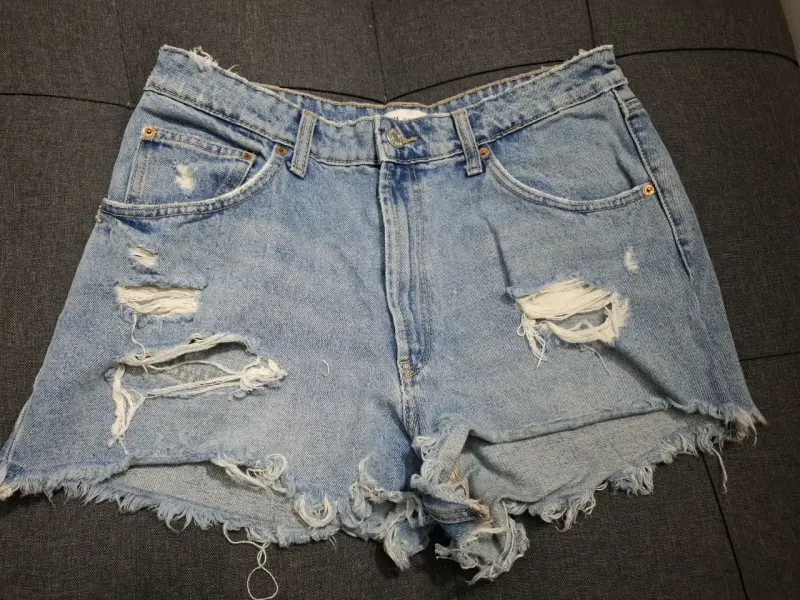Shorts de mezclilla desgastados para mujer - 1