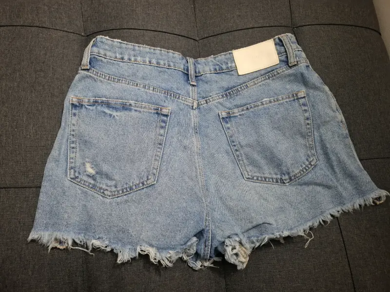 Shorts de mezclilla desgastados para mujer - 2