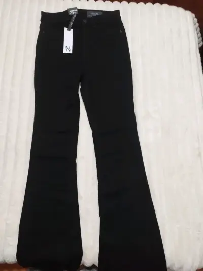 Pantalones acampanados negros para mujer - miniatura 1