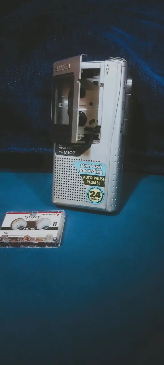 Grabadora de microcassette Aiwa TP-M107 con cassette Sony - 1