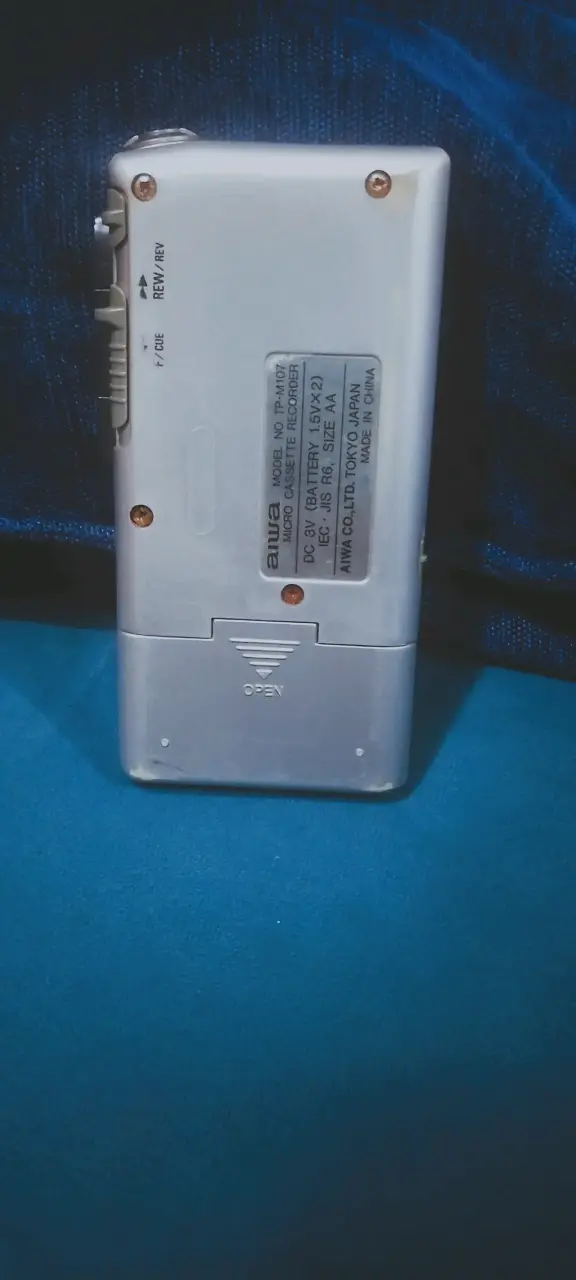 Grabadora de microcassette Aiwa TP-M107 con cassette Sony - 2