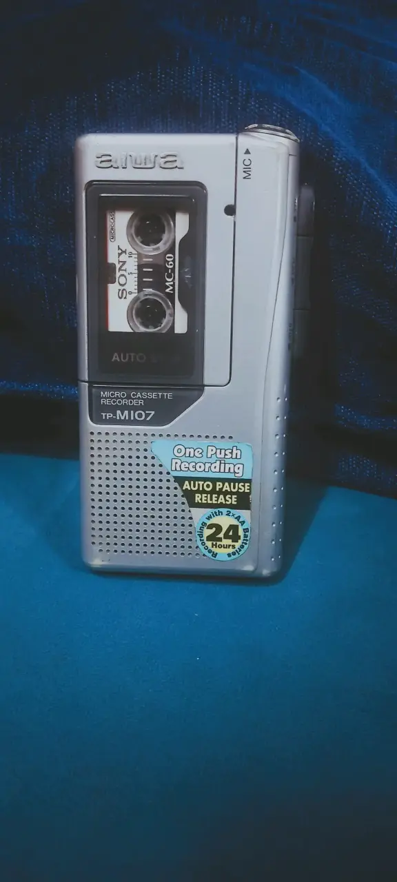 Grabadora de microcassette Aiwa TP-M107 con cassette Sony - 3