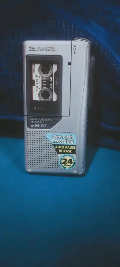 Grabadora de microcassette Aiwa TP-M107 con cassette Sony - miniatura 3