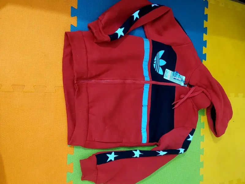 Polerón rojo con capucha y diseño de estrellas - 1