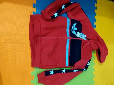Polerón rojo con capucha y diseño de estrellas - miniatura 1
