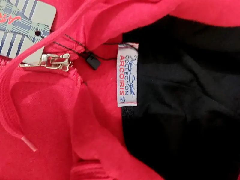 Polerón rojo con capucha y diseño de estrellas - 3