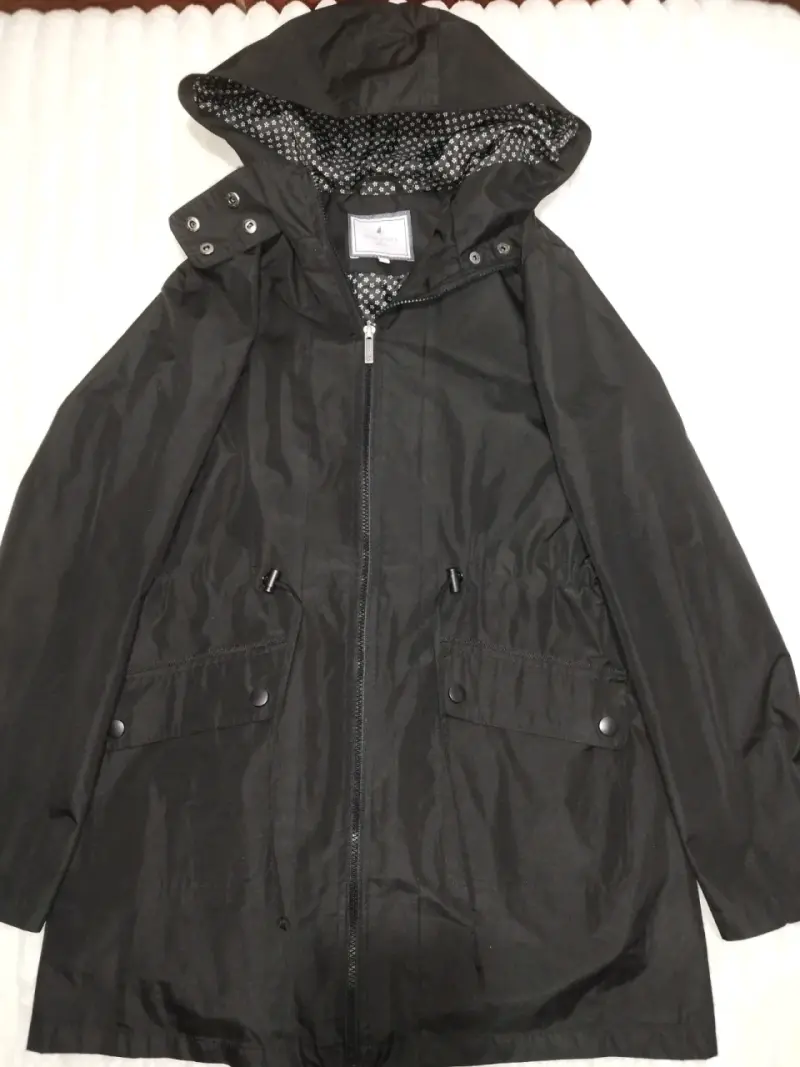 Parka impermeable negra con capucha - 1