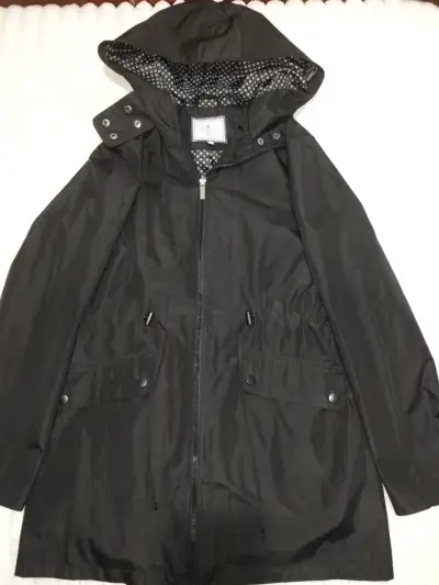 Parka impermeable negra con capucha - miniatura 1