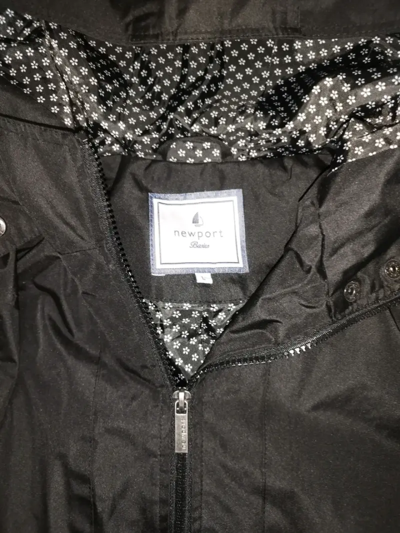 Parka impermeable negra con capucha - 2
