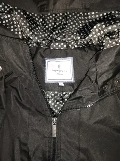 Parka impermeable negra con capucha - miniatura 2