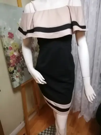 Vestido elegante negro con volantes - miniatura 1