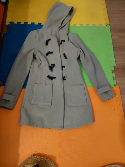 Abrigo beige con capucha y cierre de botones - miniatura 1