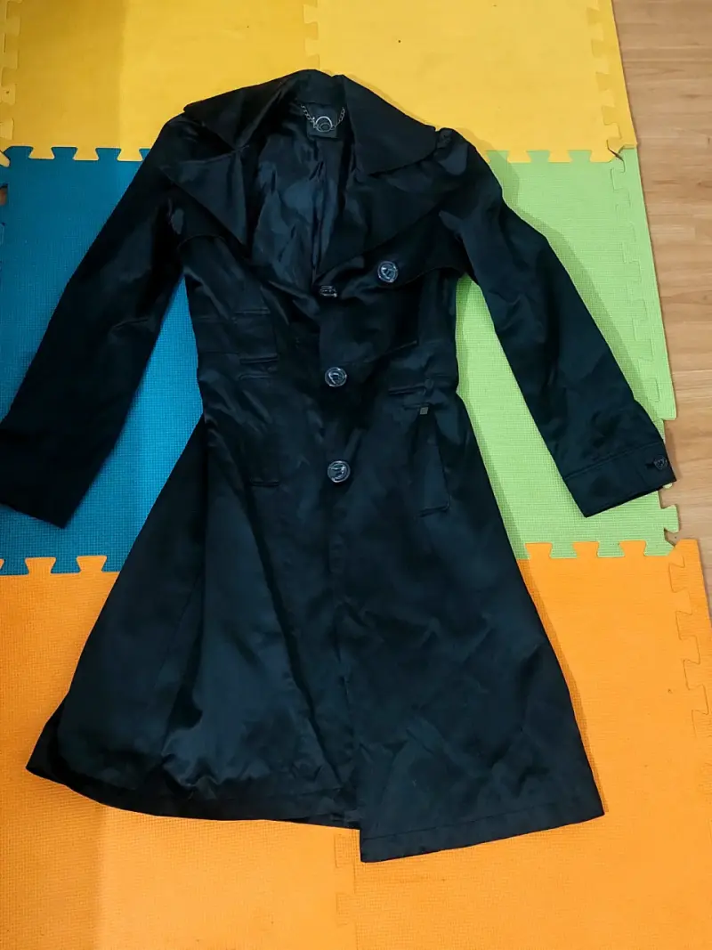 Abrigo negro elegante para mujer
