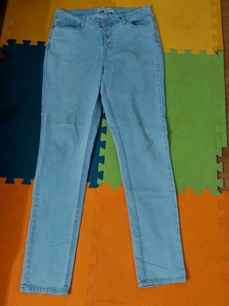 Jeans de mezclilla azul claro para mujer - 1