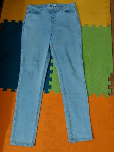 Jeans de mezclilla azul claro para mujer - miniatura 1