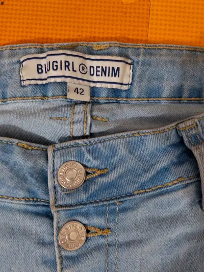 Jeans de mezclilla azul claro para mujer - miniatura 2